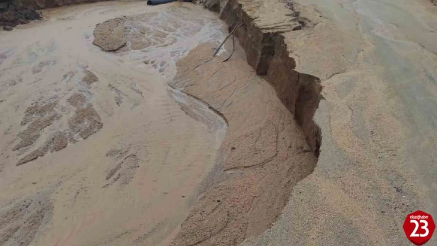 Elazığ'da çöken köy yolları ulaşıma kapandı