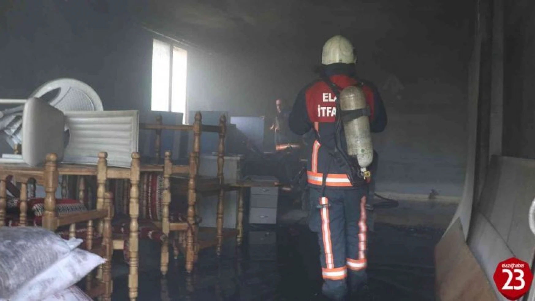 Elazığ'da depoda çıkan yangında 1 kişi dumandan etkilendi