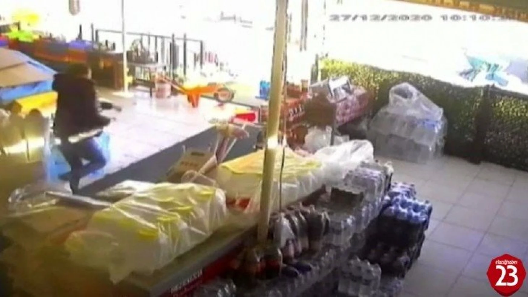 Elazığ'da deprem anı marketin güvenlik kamerasına yansıdı