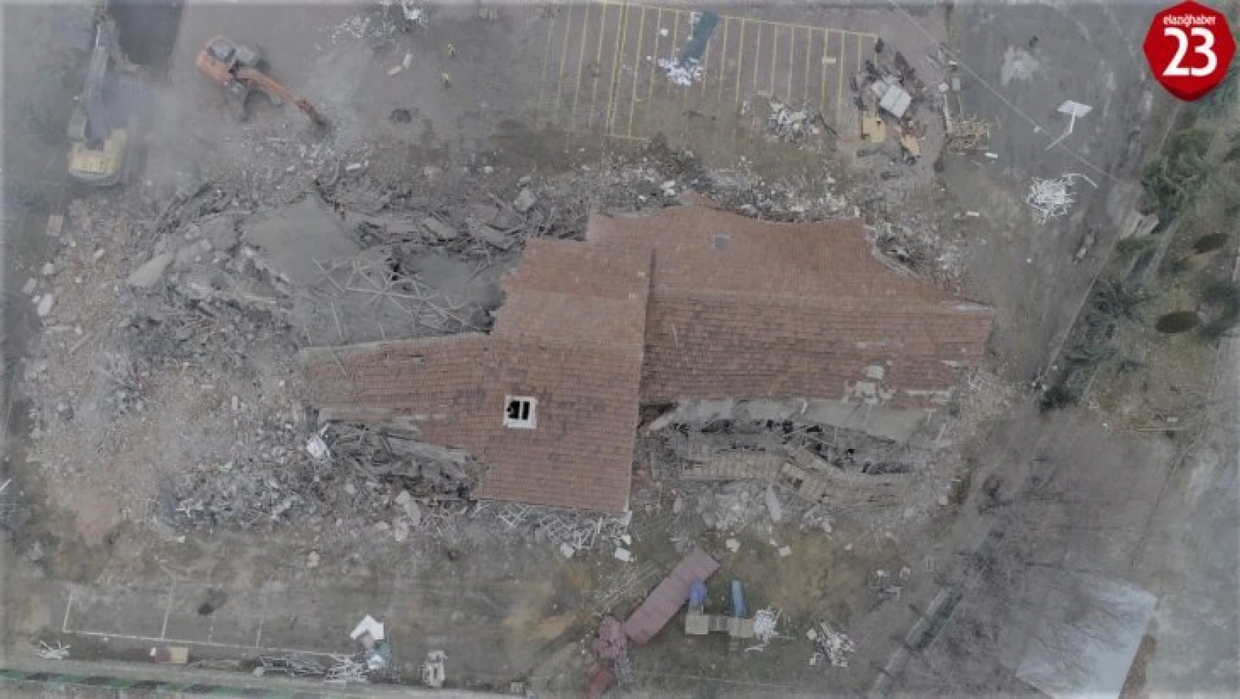 Elazığ'da depremde hasar gören okullar yıkılmaya başladı
