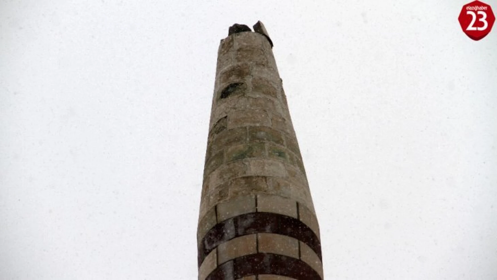 Elazığ'da depremden dolayı minarenin 'Kubbe Alemi' yıkıldı