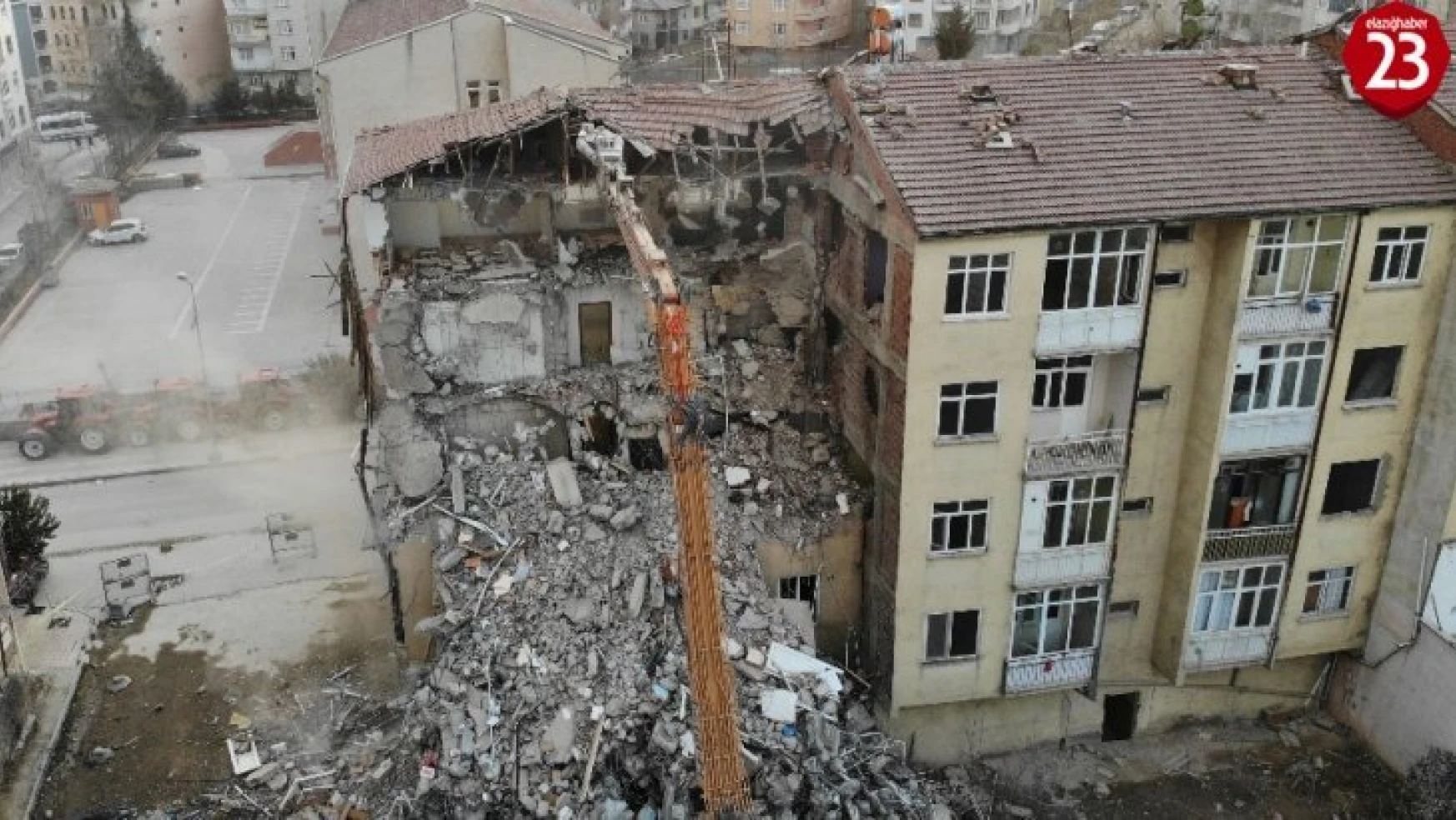 Elazığ'da depremin ardından ağır hasar alan bin 159 yapı yıkıldı