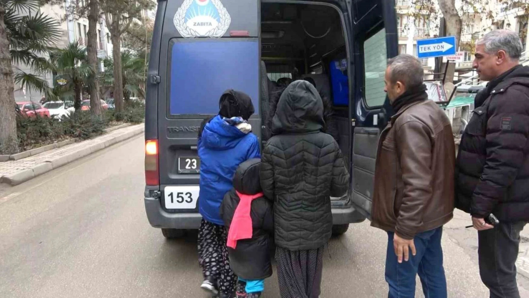 Elazığ'da Dilencilere Operasyon, Zabıtayı Gören Dilenciler Bakın Ne Yaptı