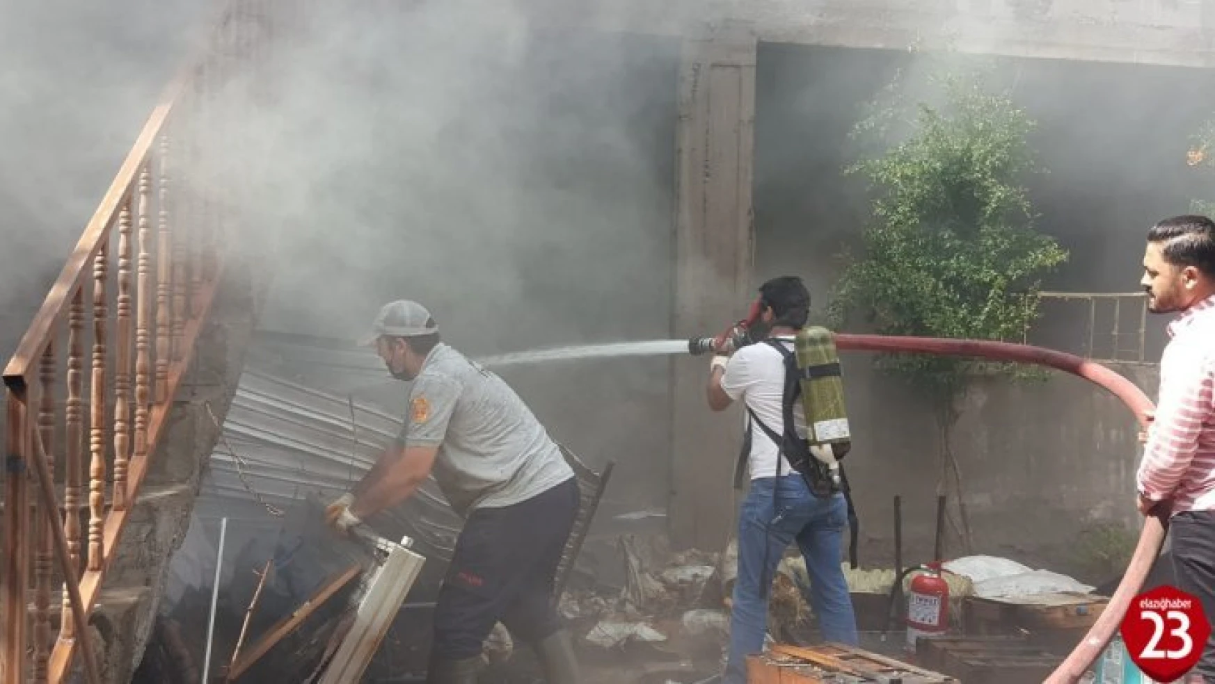 Keban'da Ev Yangını, 2 Kişi Dumandan Etkilendi