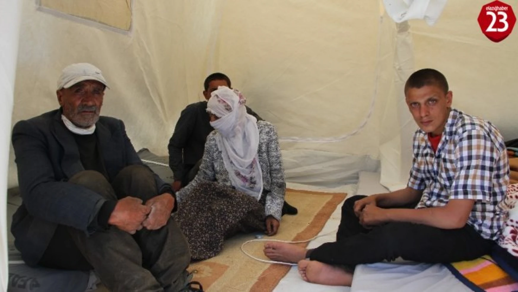 Elazığ'da evi yanan 2 çocuğu engelli aile çadıra yerleşti