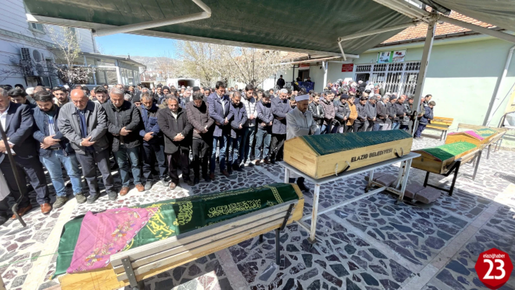 Elazığ'da Evlerinde Ölü Bulunan 6 Kişinin Cenazesi Defnedildi