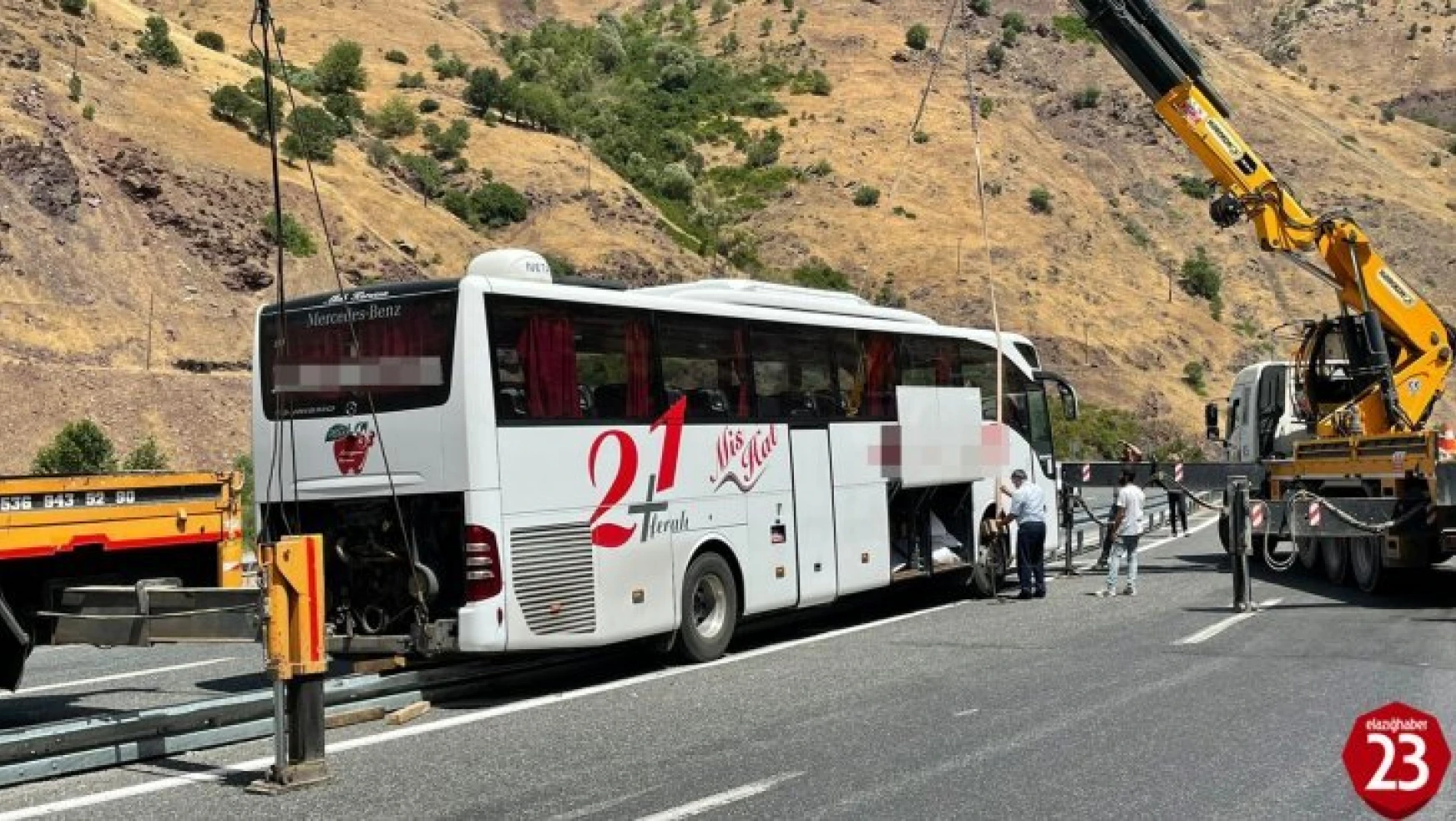 Maden'de Refüje Çıkan Otobüs 2 Vinç Yardımı İle Kaldırıldı