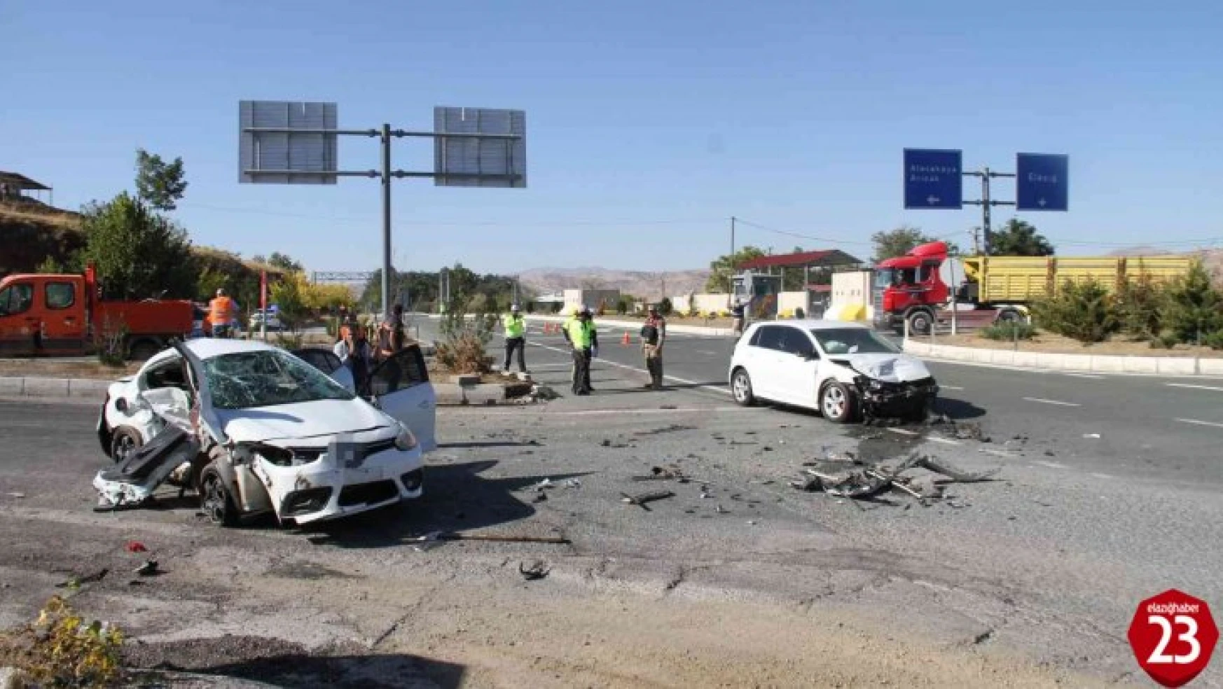 Elazığ Bingöl Yolunda 2 Aracın Karıştığı Feci Kazada 7 Kişi Yaralandı