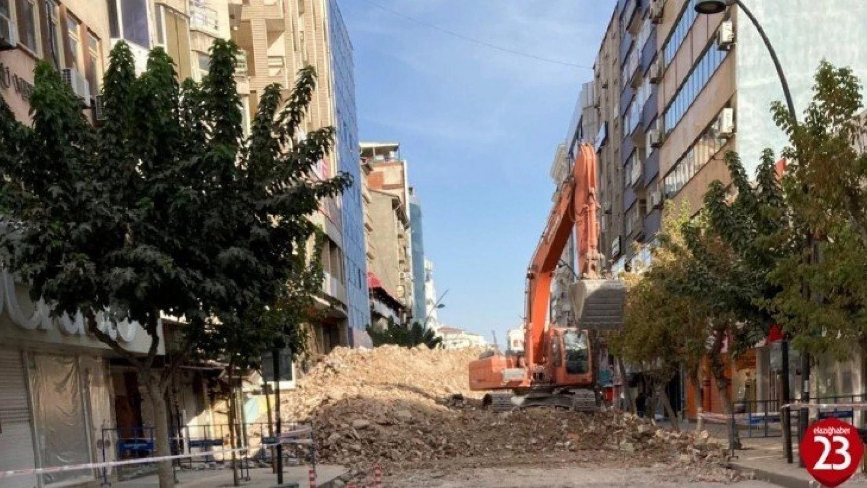 Elazığ'da Gazi Caddesi,yıkım çalışması nedeniyle kısmen kapatıldı