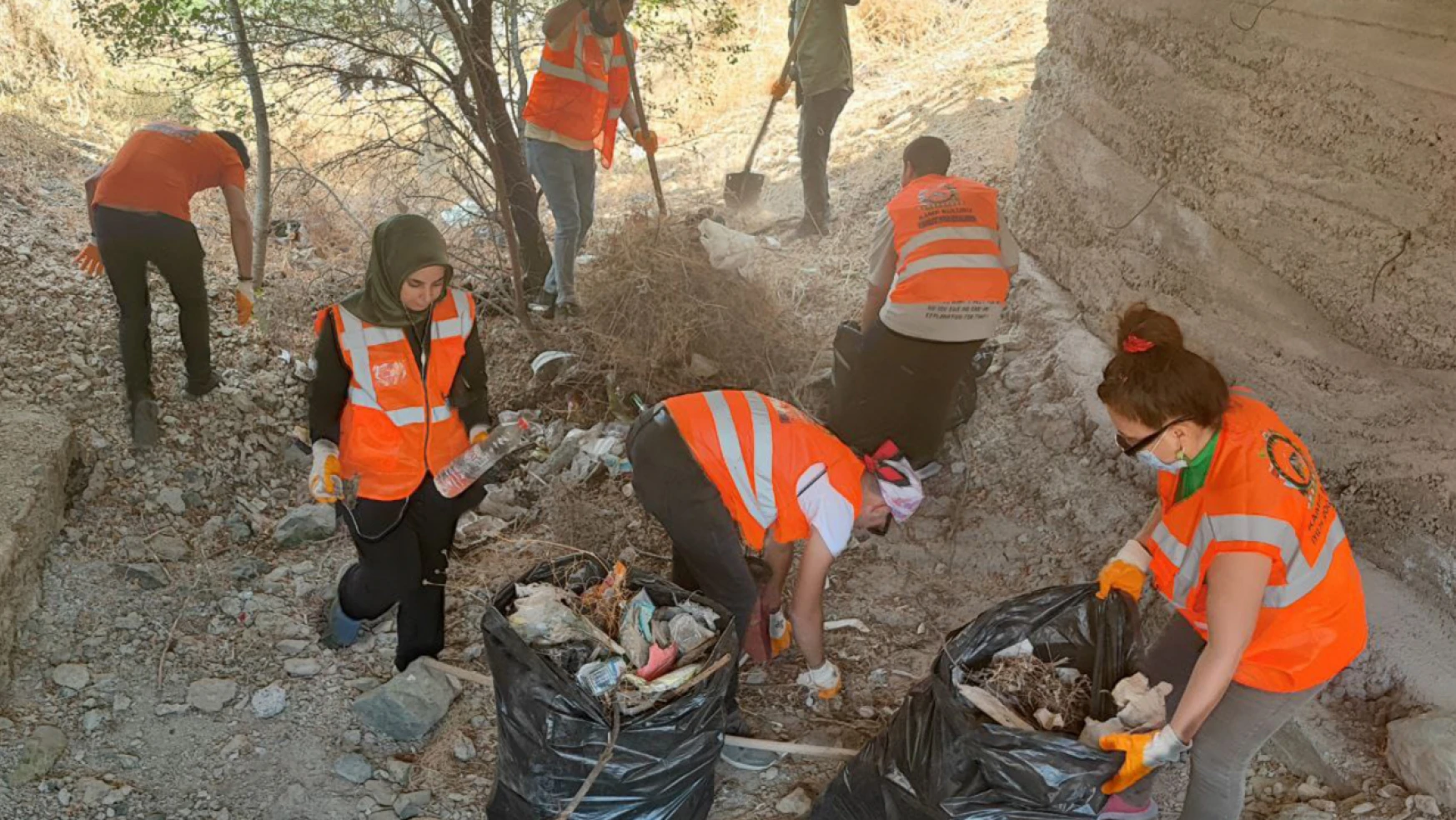 Elazığ'da Gönüllü Gençler Hazar Gölü Çevresinde Temizlik Yaptı