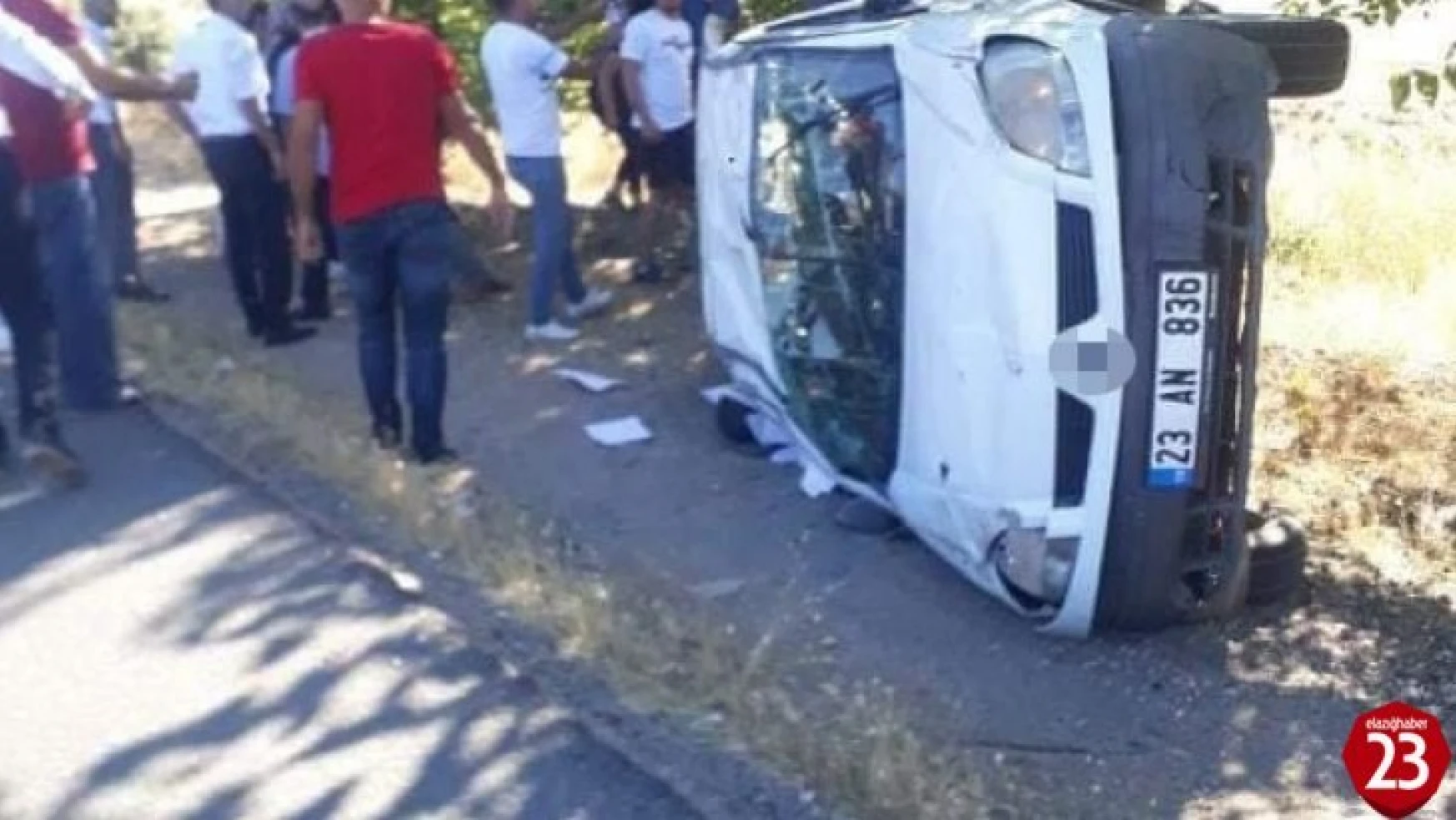 Elazığ'da hafif ticari araç devrildi: 2 yaralı