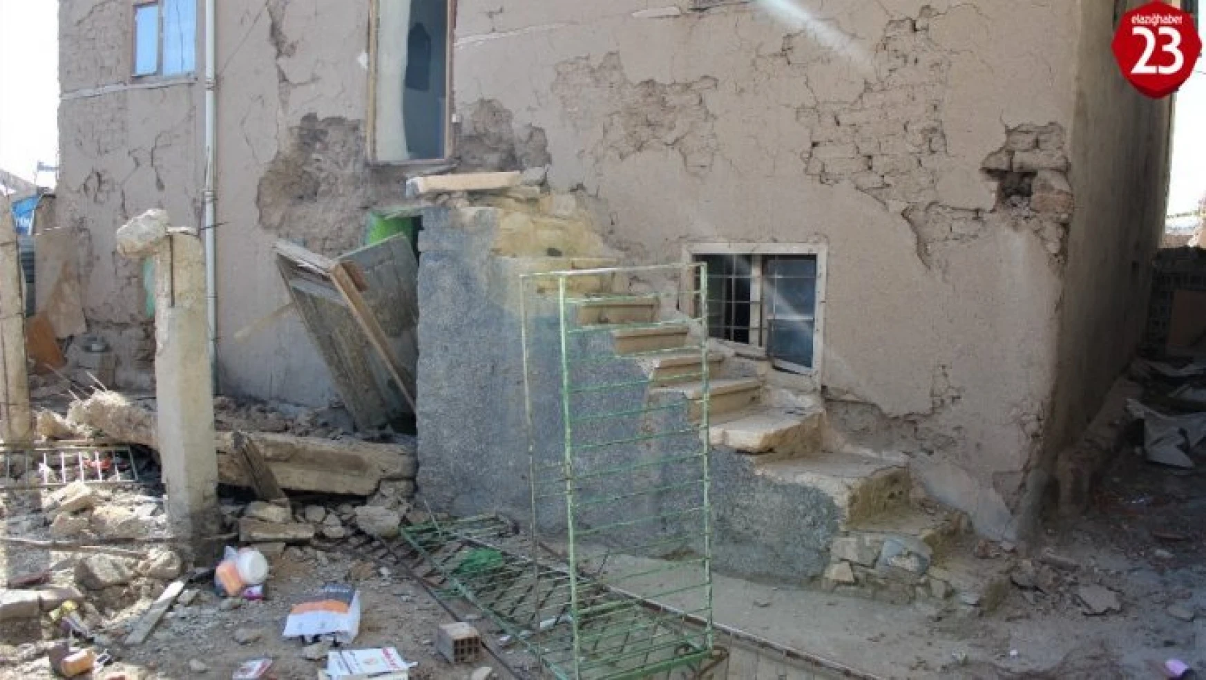 Elazığ'da hasarlı kerpiç evin balkonu yıkıldı: 1 ölü