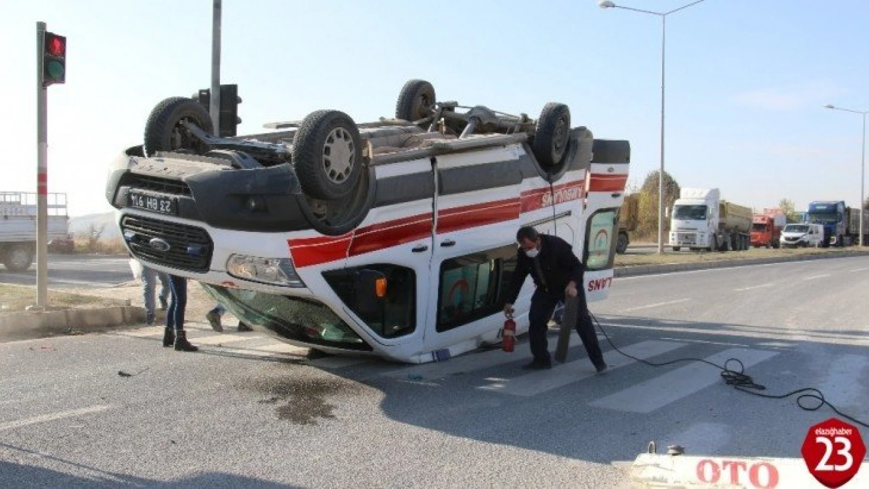Elazığ'da hasta taşıyan ambulans, hafif ticari araçla çarpıştı: 4 yaralı