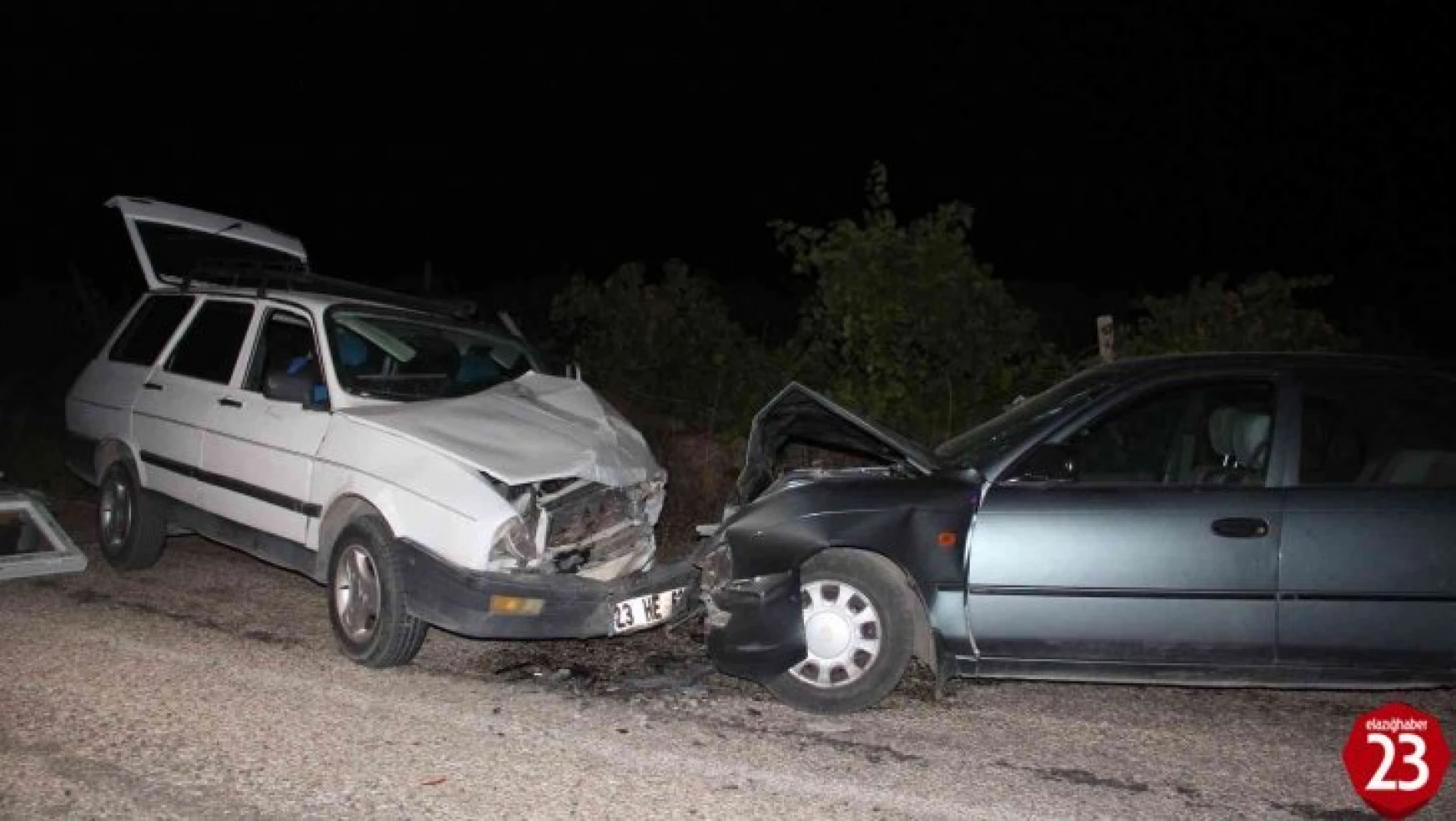 Elazığ'da iki otomobil kafa kafaya çarpıştı: 5 yaralı