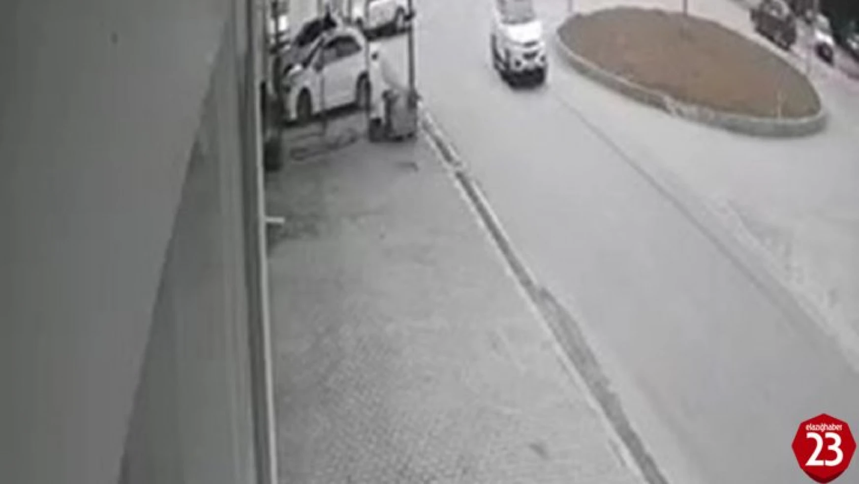 Elazığ'da iki otomobilin çarpışması güvenlik kamerasına yansıdı