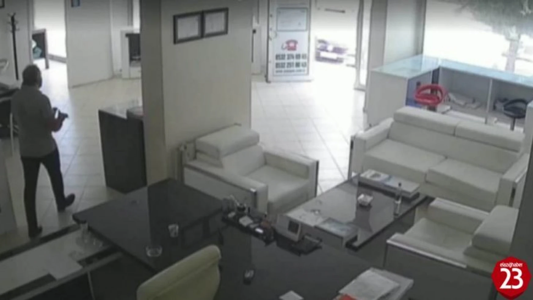 Elazığ'da iş yerinin kurşunlama anı güvenlik kamerasında