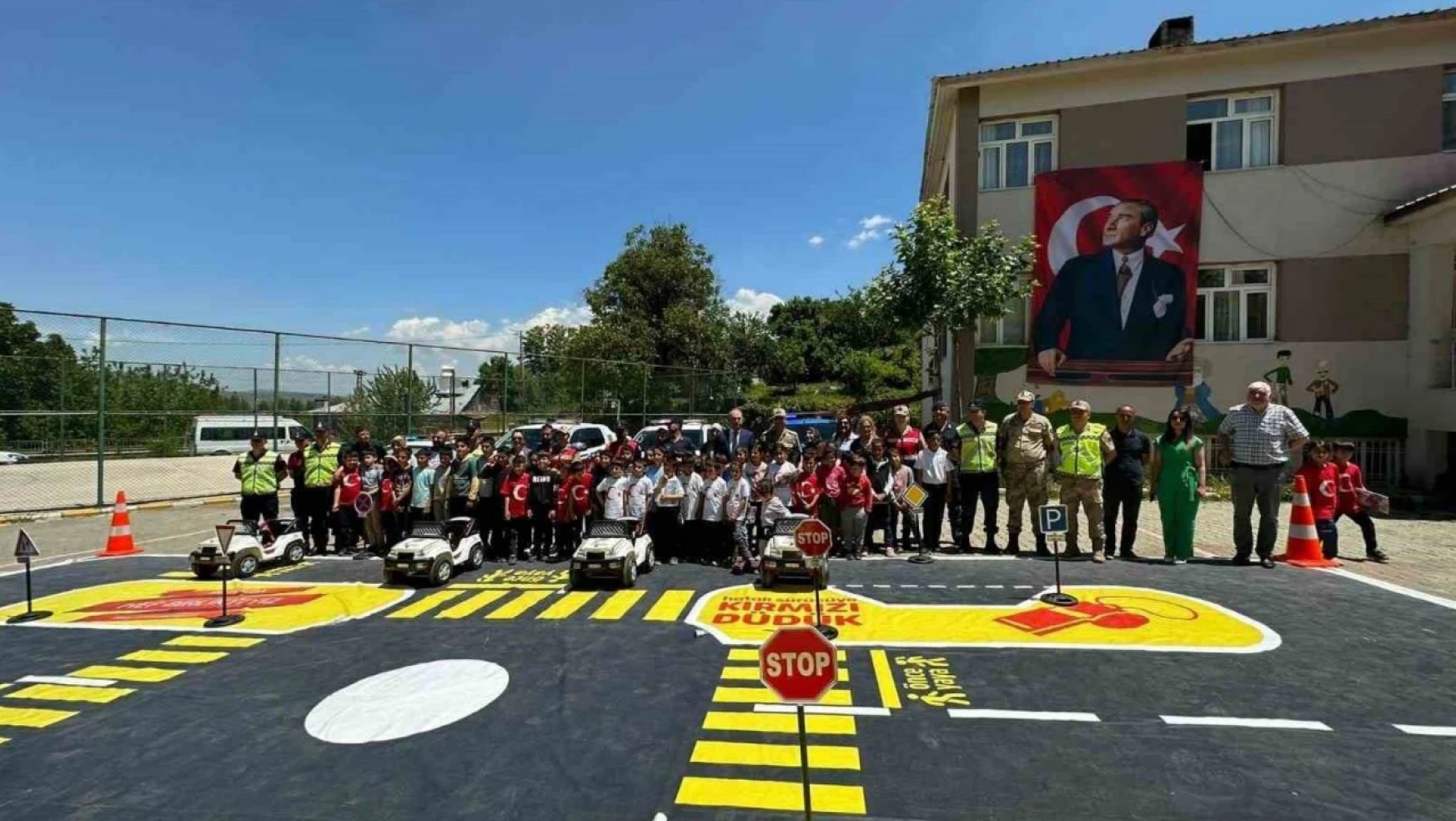 Elazığ'da jandarma ekipleri çocuklara trafik eğitimi verdi