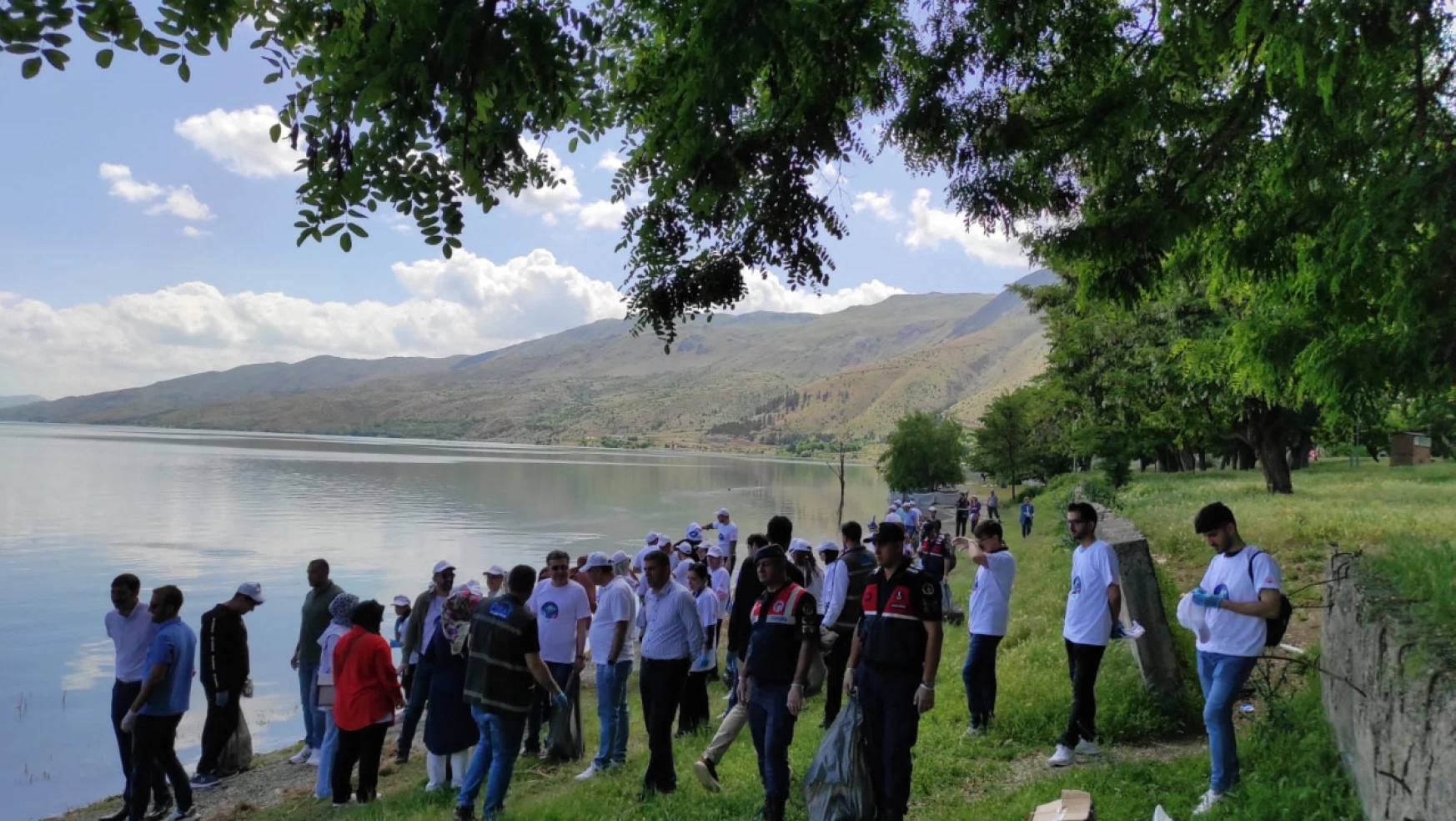 Elazığ'da Jandarma Ekipleri Ve Öğrenciler Hazar Gölü Çevresinde Temizlik Yaptı