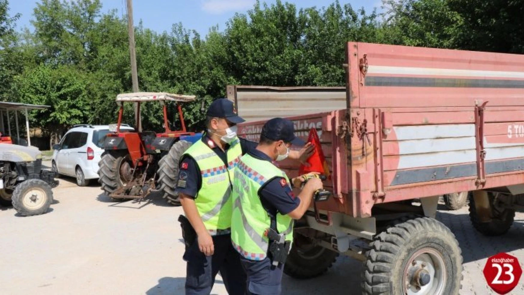 Elazığ'da Jandarma, Traktör Denetimi Yaptı