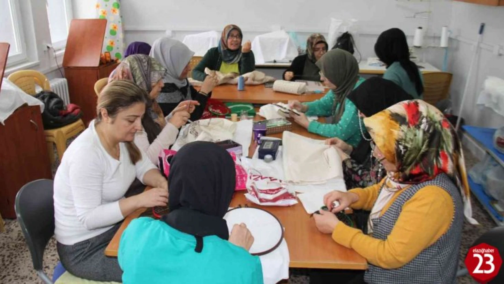 Elazığ'da Kadınlar, Halk Eğitim Merkezi'ndeki Kurslarda Hem Sosyalleşiyor Hem De Öğreniyor