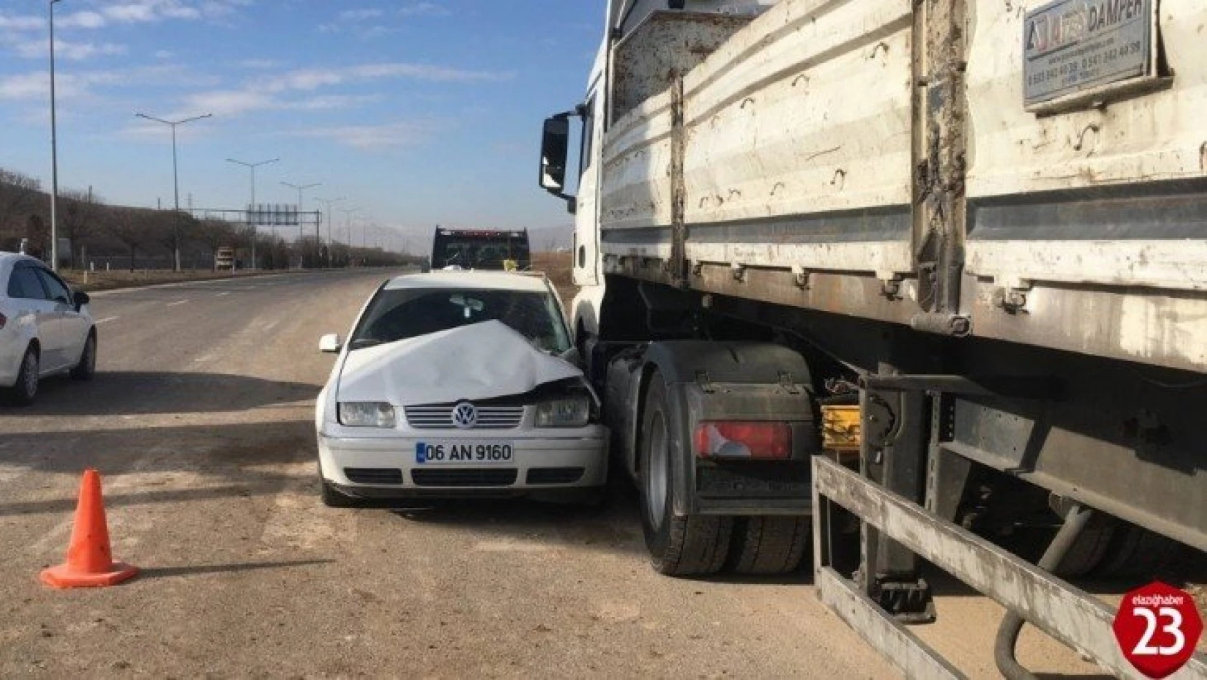 Elazığ'da kamyon, otomobile çarptı: 2'si ağır 4 yaralı