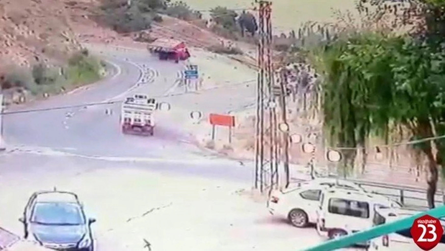 Elazığ'da kamyonun devrilme anı kameralara yansıdı
