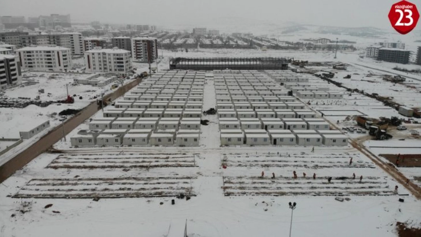 Elazığ'da kar altında konteyner kent kurulumu aralıksız devam ediyor