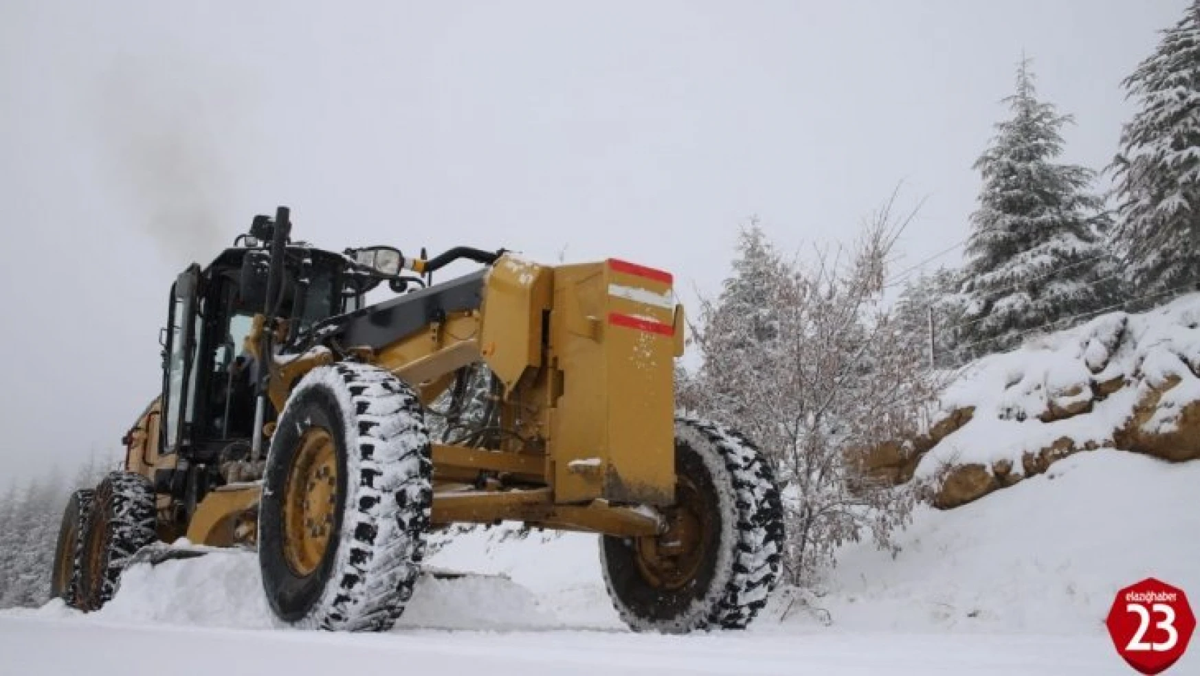 Elazığ'da kar, bir gecede 441 köy yolunu kapattı