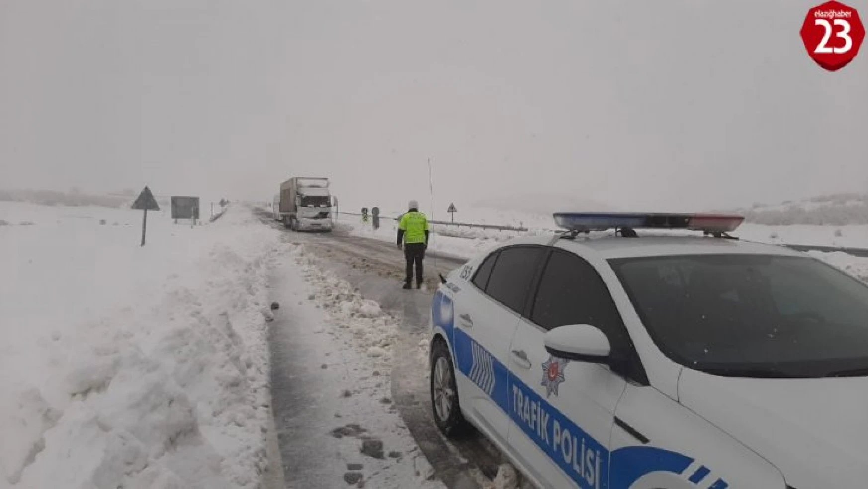 Elazığ'da kar etkili oldu, polis 'Evde kalın' uyarısı yaptı