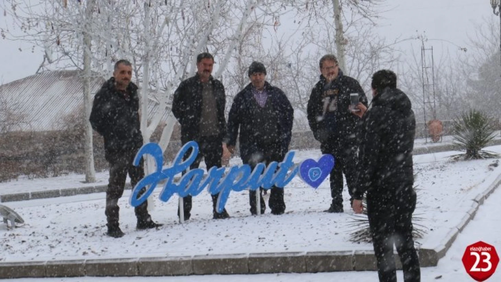 Elazığ'da kar yağışı başladı, tarihi mahalle beyaza büründü