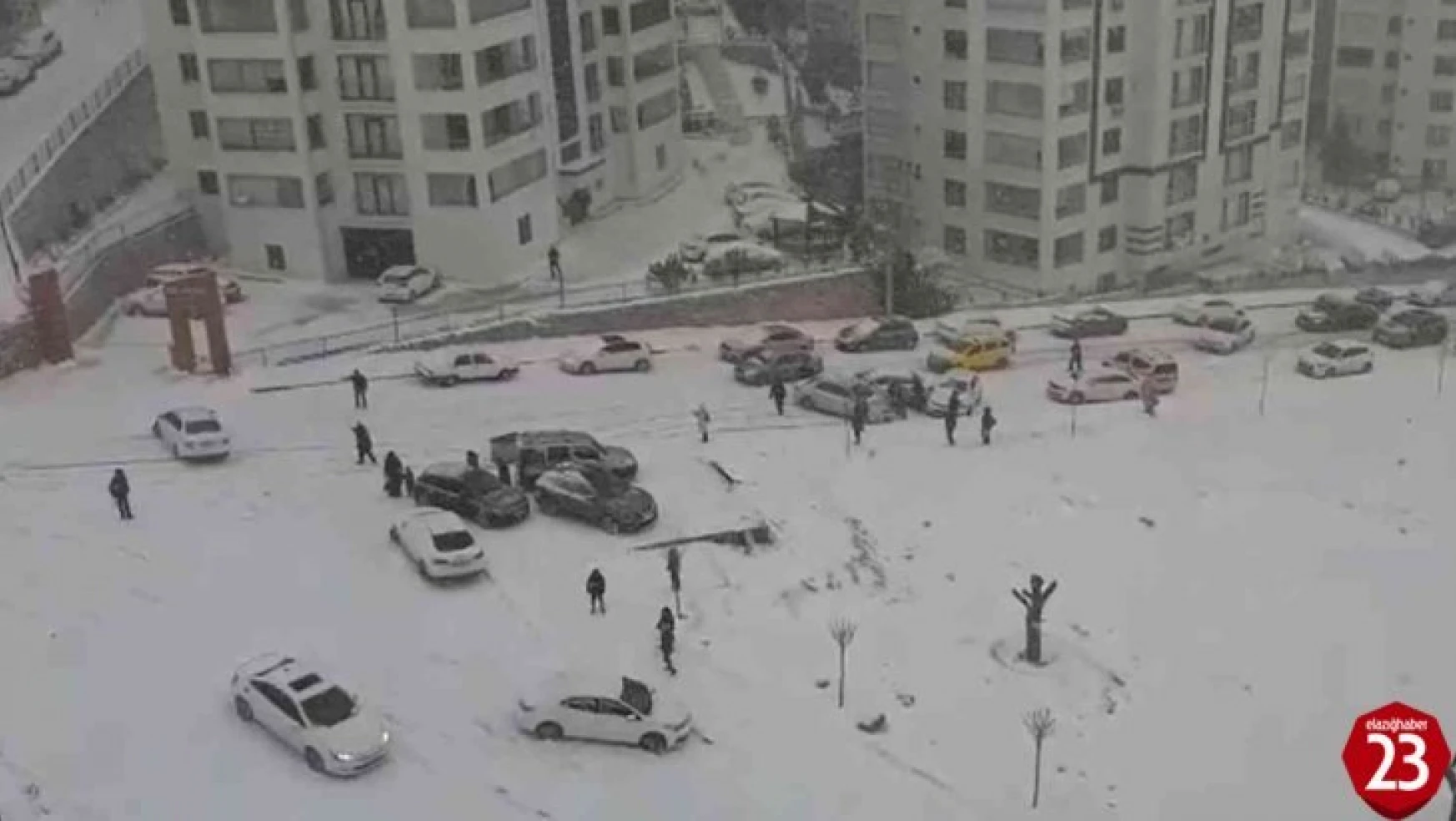 Elazığ'da kar yağışı etkili oldu, rampada kayan araçlar birbirine çarptı