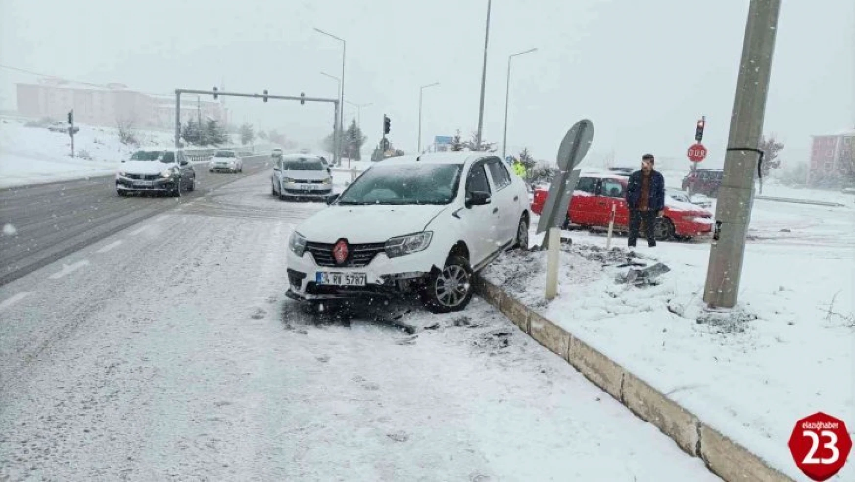 Elazığ'da kar yağışından dolayı ekipler seferber oldu