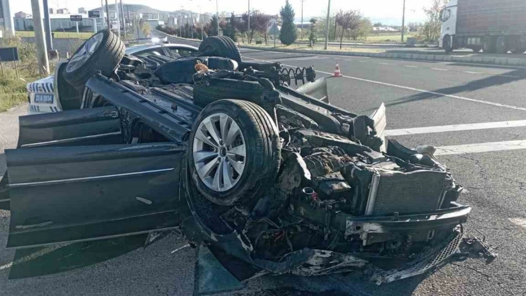 Elazığ'da karşı şeride geçen otomobil ters döndü: 1 ölü, 2 yaralı