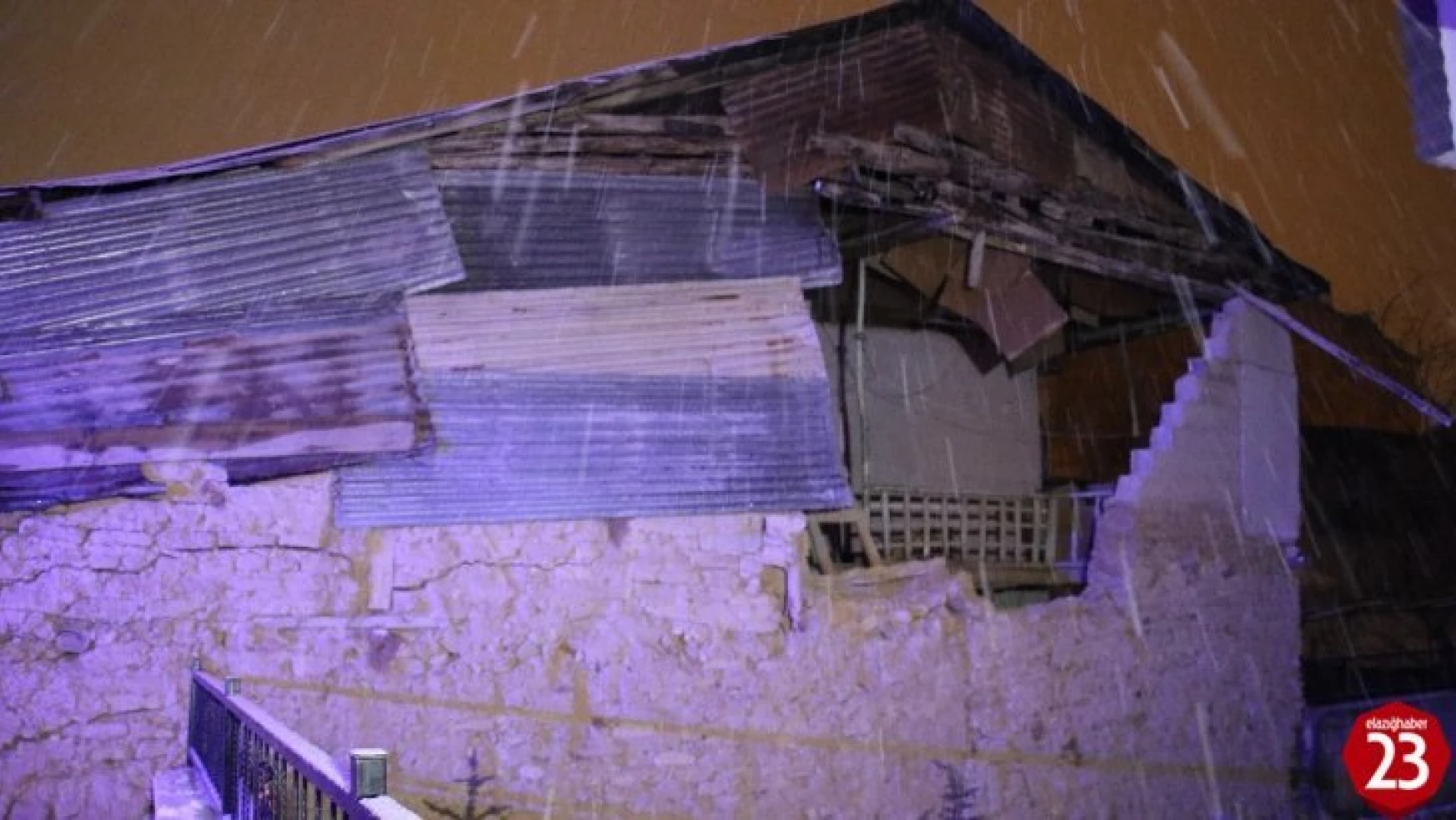 Elazığ'da kerpiç evin duvarı yıkıldı, aile panikle dışarı kaçtı