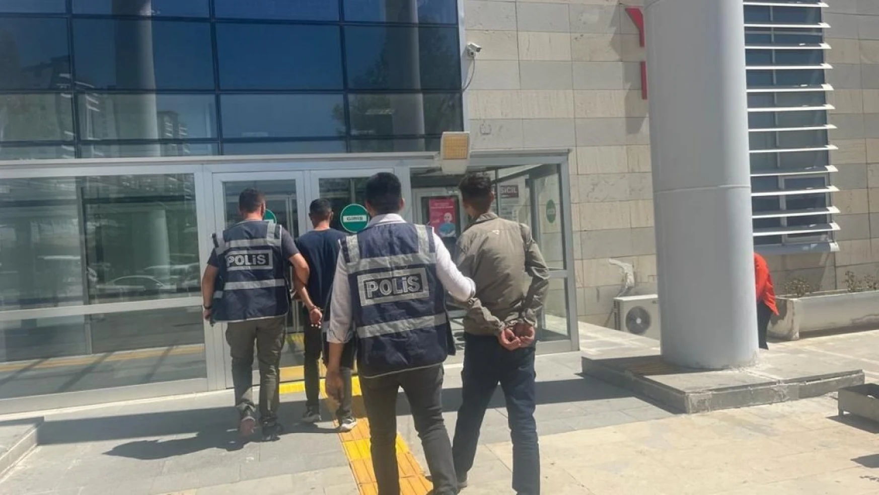 Elazığ'da kesinleşmiş hapis cezası bulunan 2 zanlı yakalandı