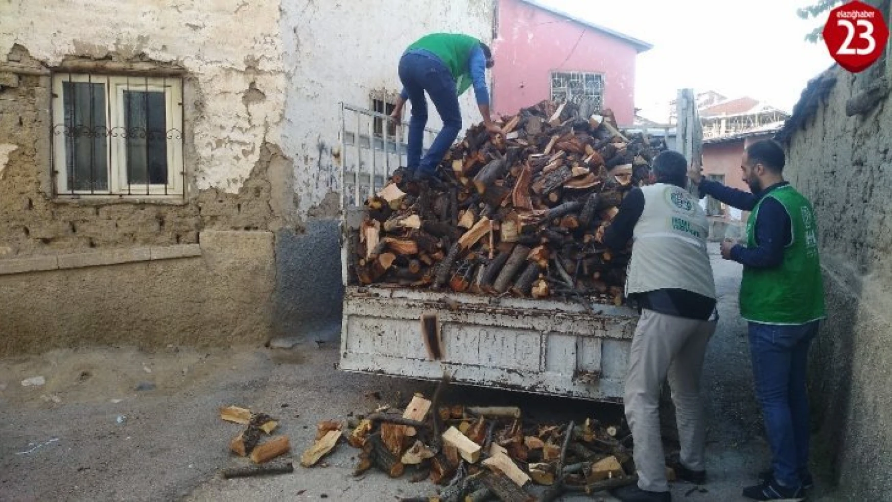 Elazığ'da kış öncesi ailelere odun yardımı