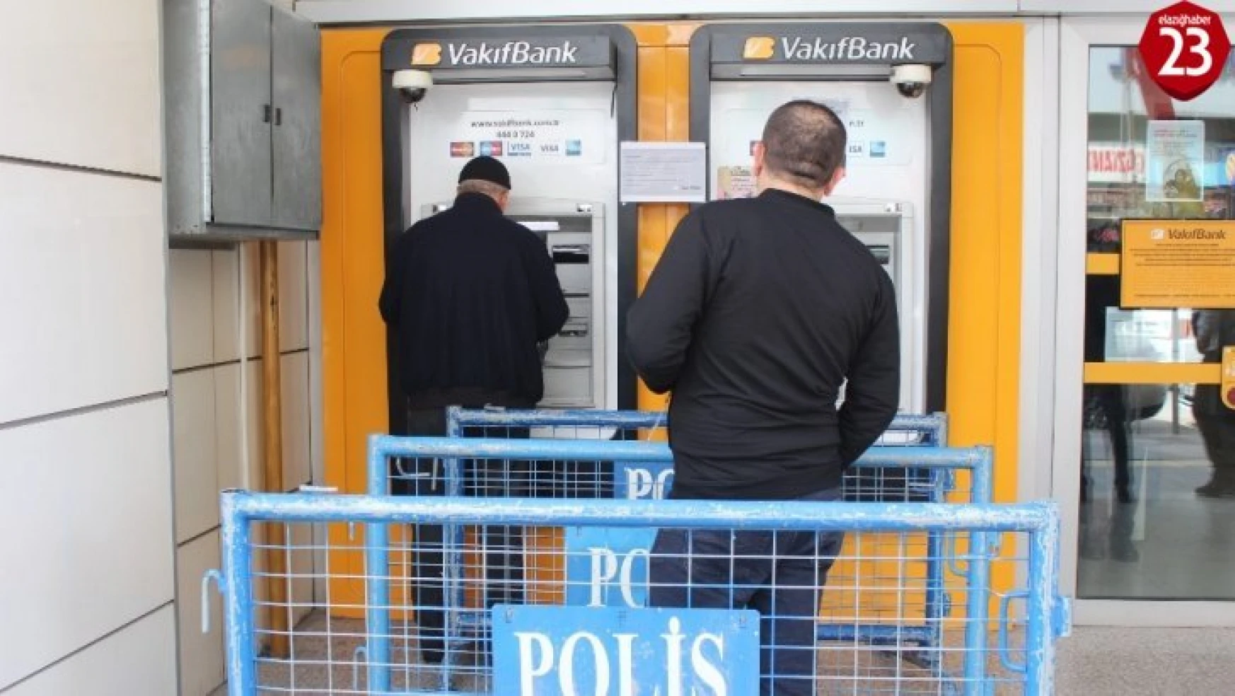 Elazığ'da korona virüsüne karşı ATM önlerinde sosyal mesafe  önlemi