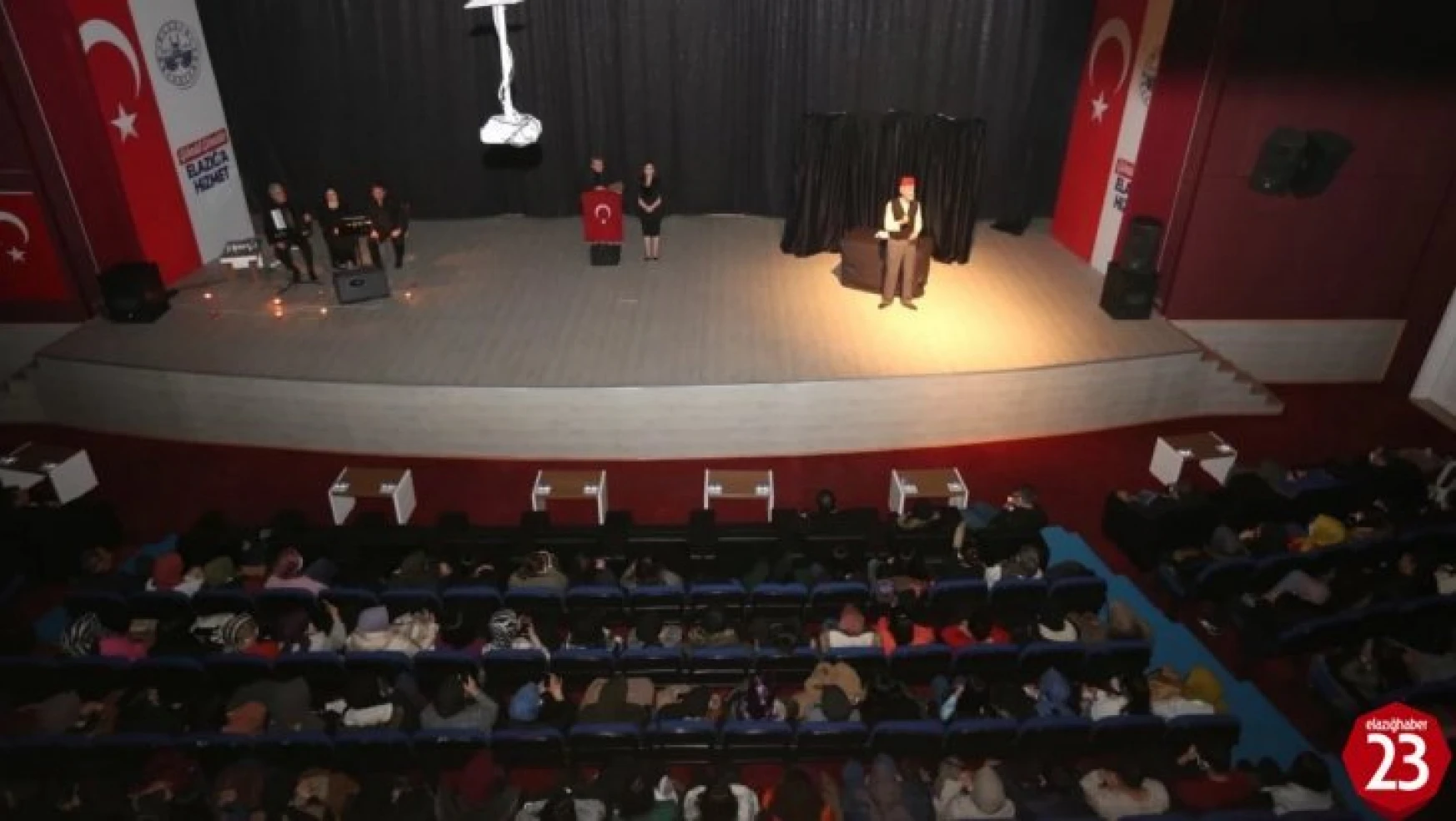 Elazığ'da Mehmet Akif Ersoy, 'Bizim Akif' adlı tiyatro oyunuyla anıldı