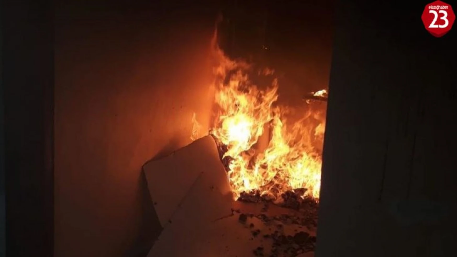 Elazığ'da metruk ev yangını
