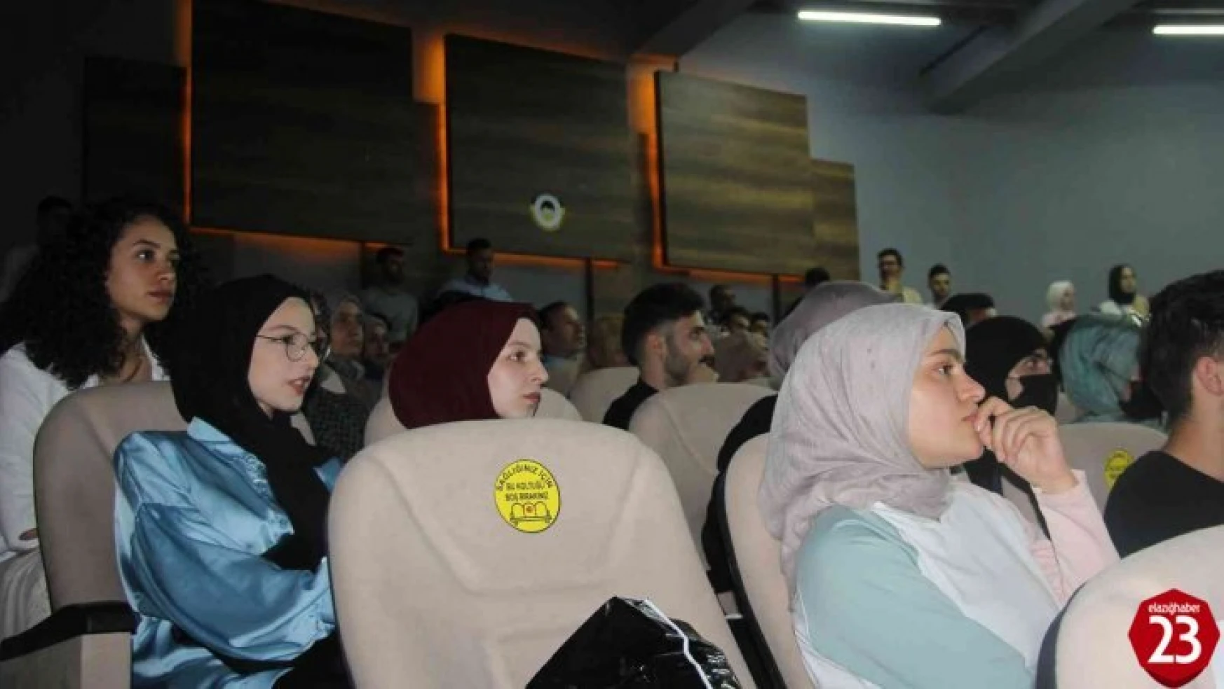 Elazığ'da mezun olan yabancı uyruklu 100 öğrenci şiir gecesinde buluştu