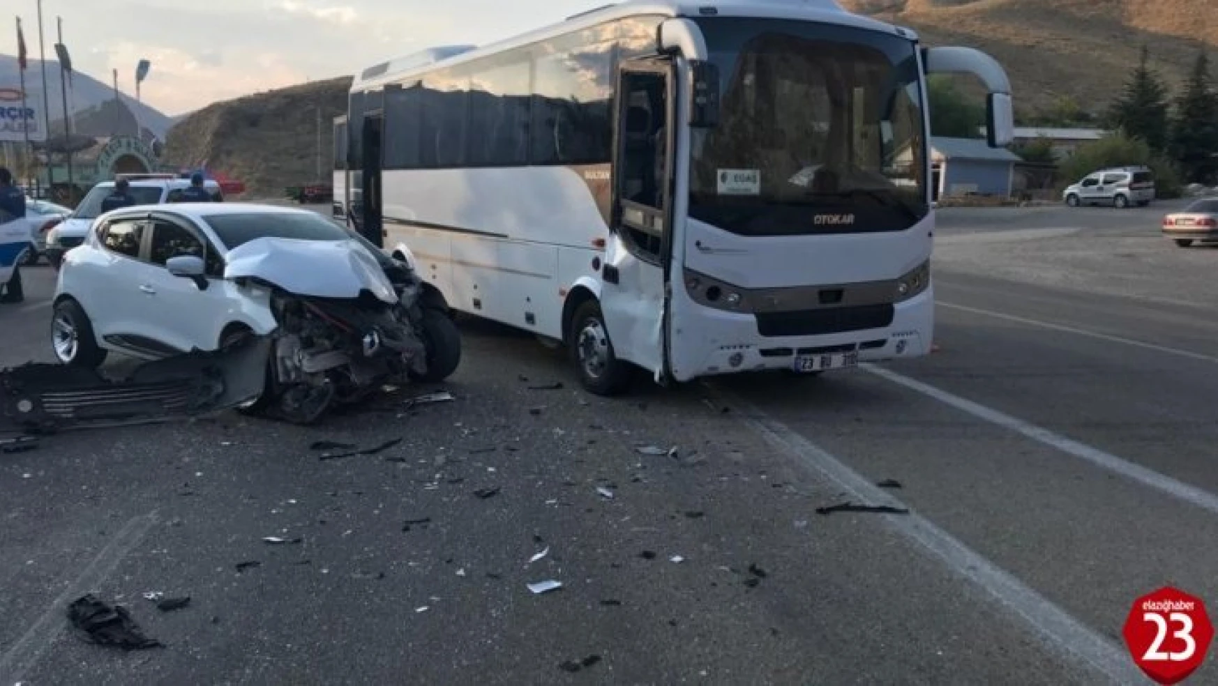 Elazığ'da Midibüs İle Otomobil Çarpıştı, 2 Yaralı