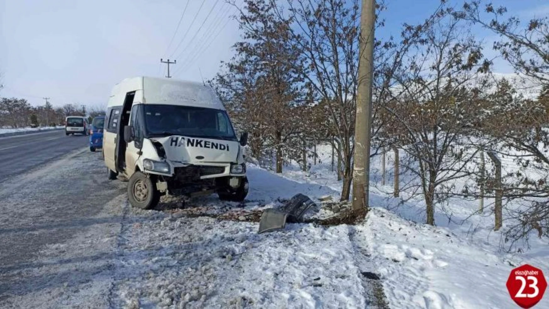 Elazığ'da minibüs aydınlatma direğine çarptı: 2 yaralı