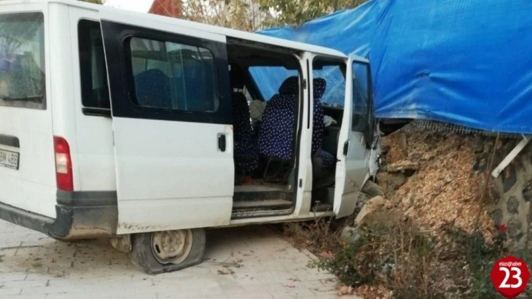 Elazığ'da minibüs duvara çarptı: 8 yaralı