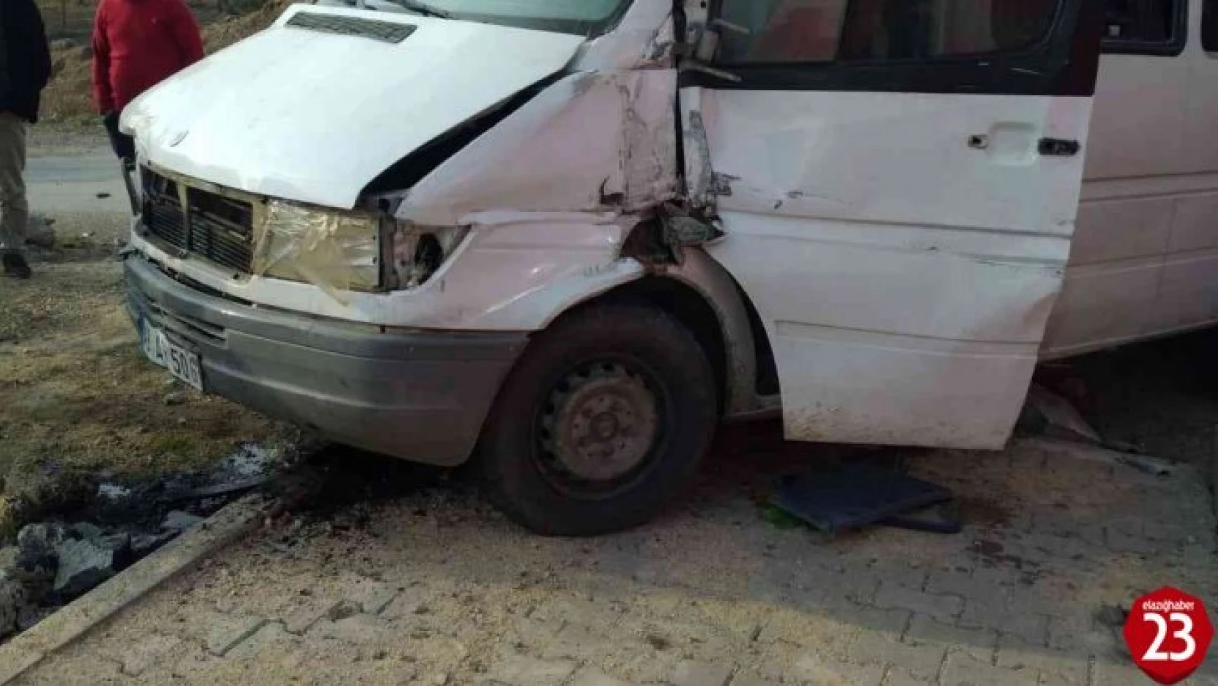 Kovancılar'da Minibüs Elektrik Direğine Çaptı, 1 Yaralı