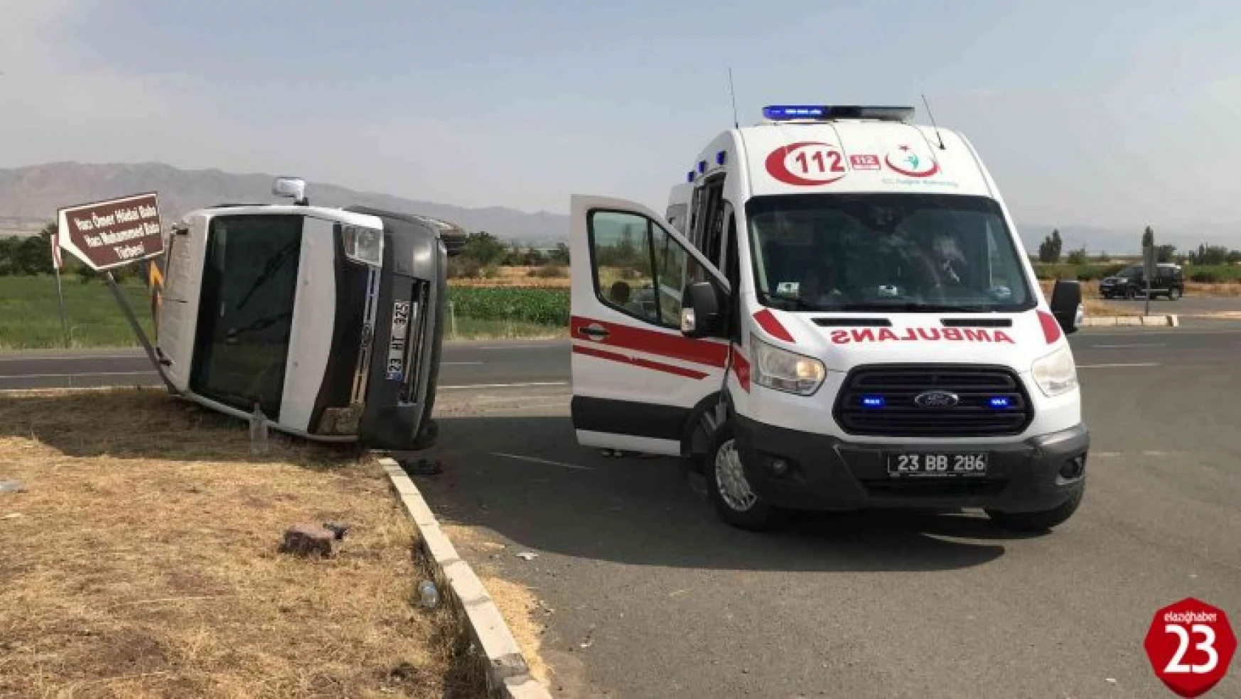 Elazığ'da Minibüs İle Hafif Ticari Araç Çarpıştı, 3 Yaralı