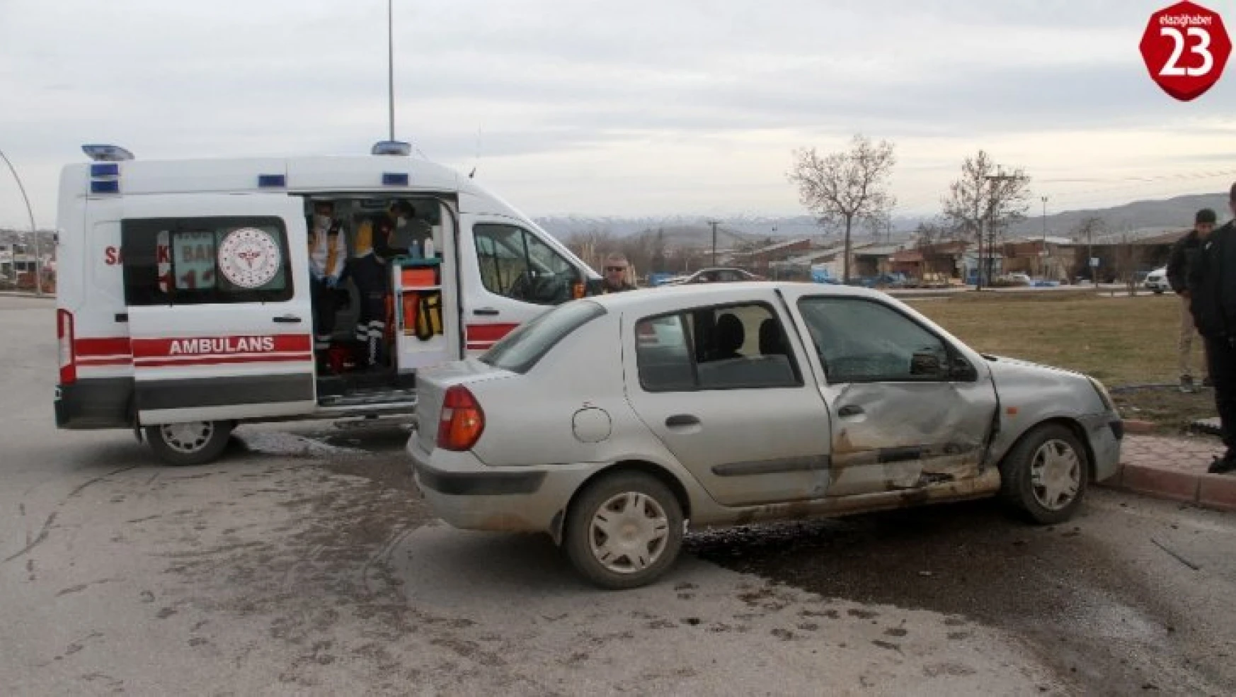 Elazığ'da minibüs ile otomobil çarpıştı: 1'i çocuk 4 yaralı