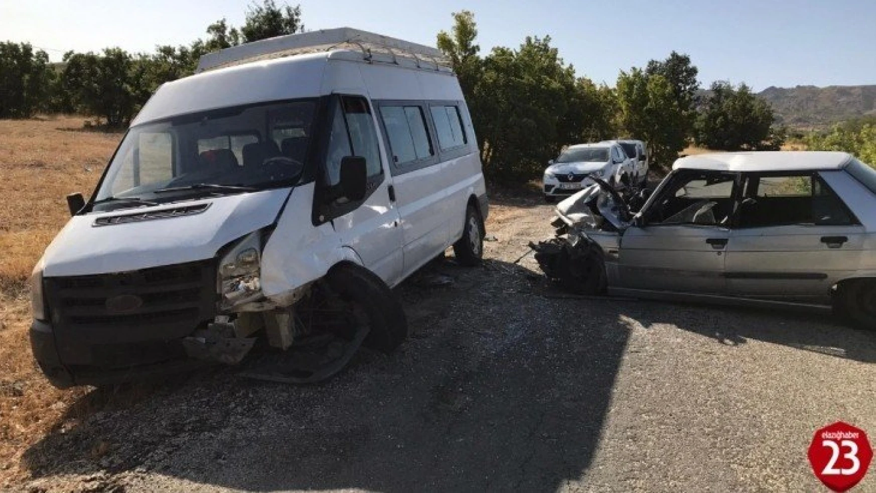 Elazığ'da minibüs ile otomobil çarpıştı: 1'i ağır 6 yaralı