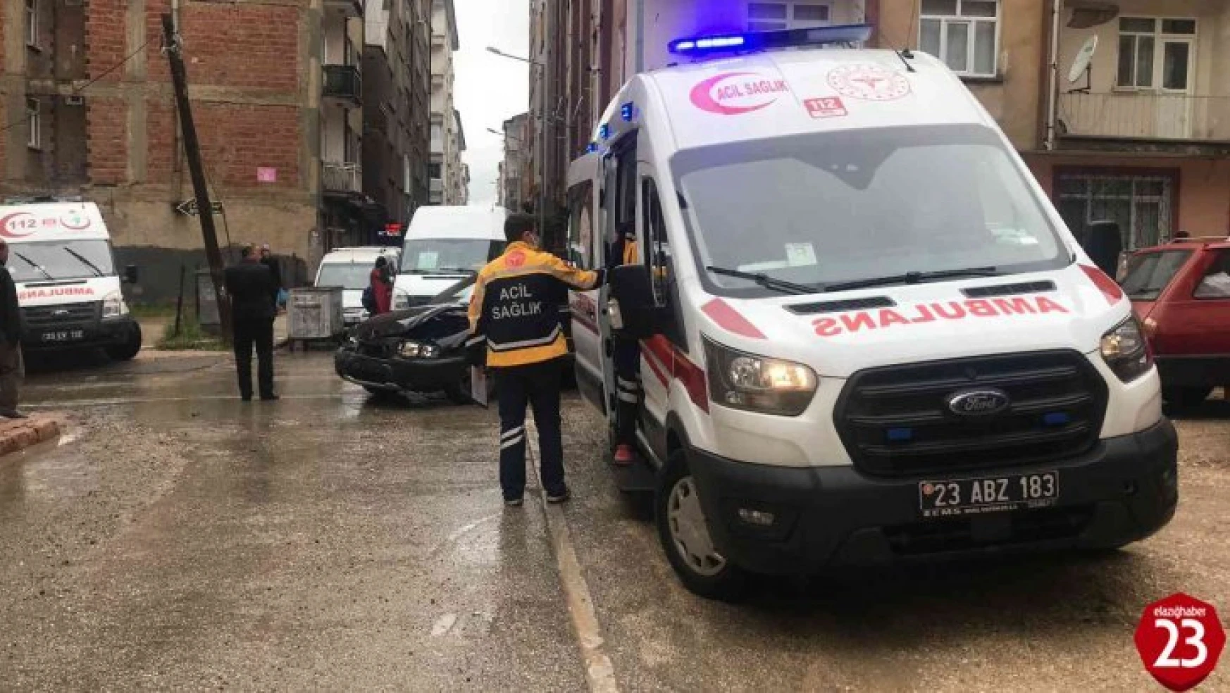 Rızaiye Mahallesinde Minibüs İle Otomobil Çarpıştı, 3 Yaralı