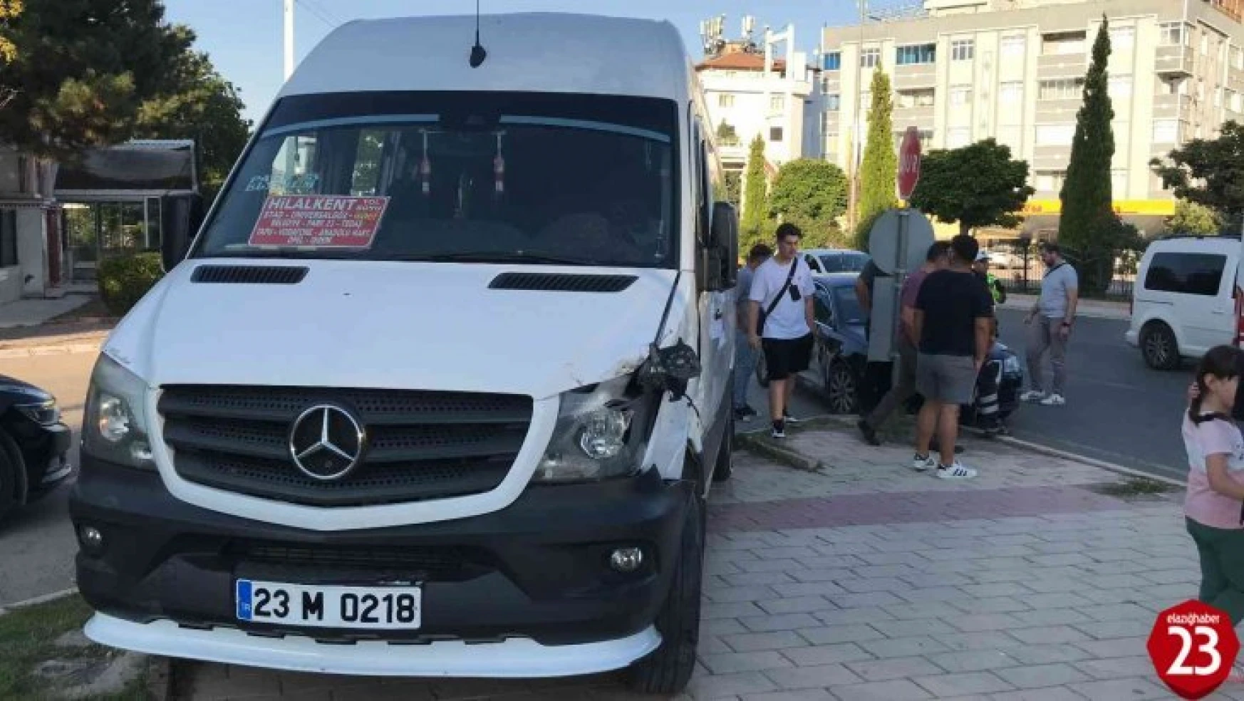 Elazığ'da minibüs ile otomobil çarpıştı: 2 yaralı