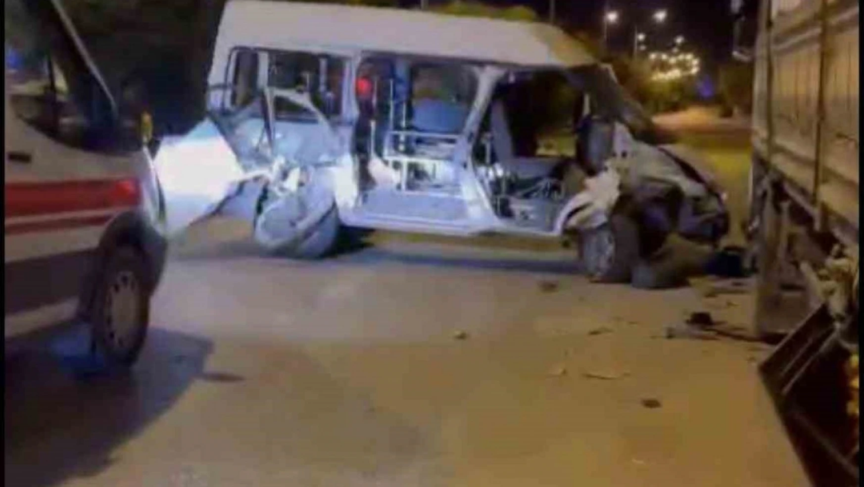 Elazığ'da minibüs park halindeki kamyona çarptı: 1 yaralı